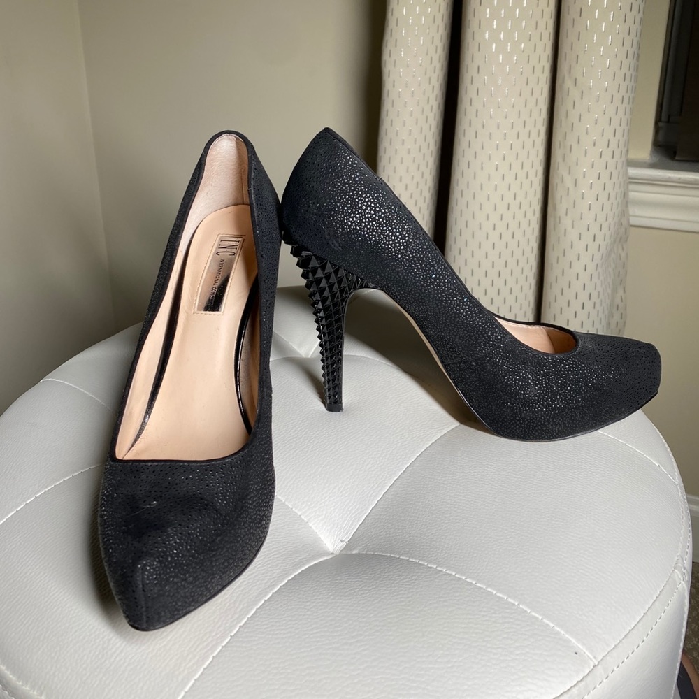 Black Pumps